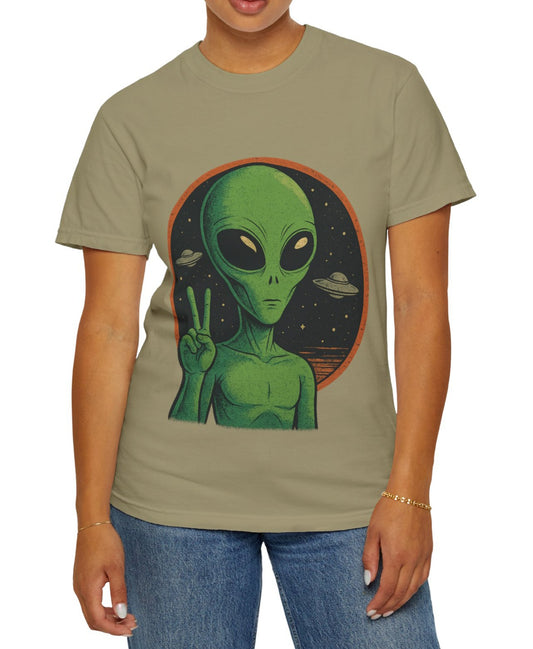 Alien peace sign T-shirt, green extraterrestrial graphic retro sci-fi style – Basic Raven Apparel